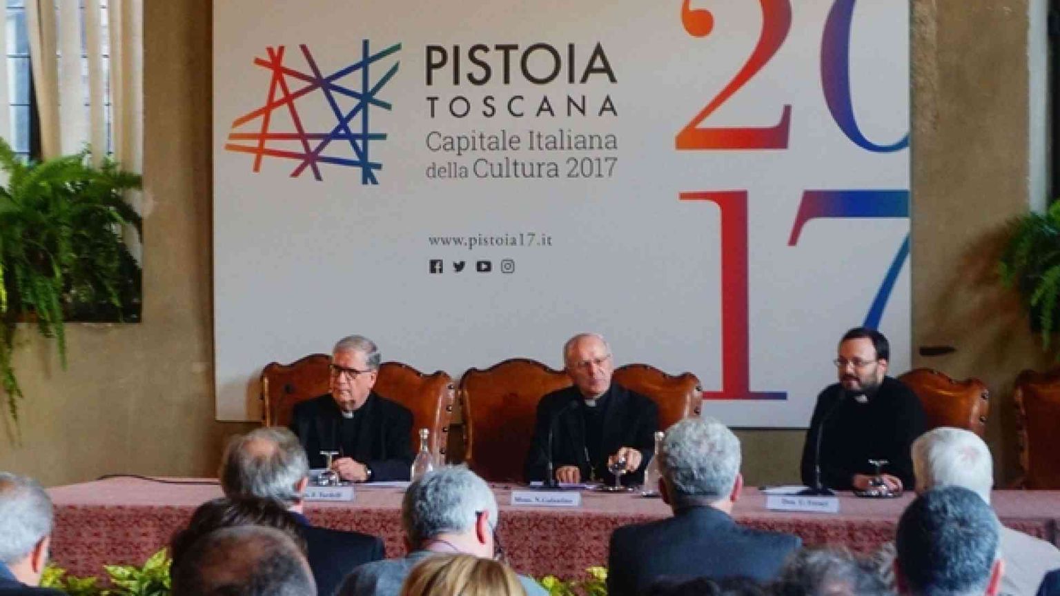 Galantino: «L'ospitalità è sacra, no a scuse e ipocrisia»