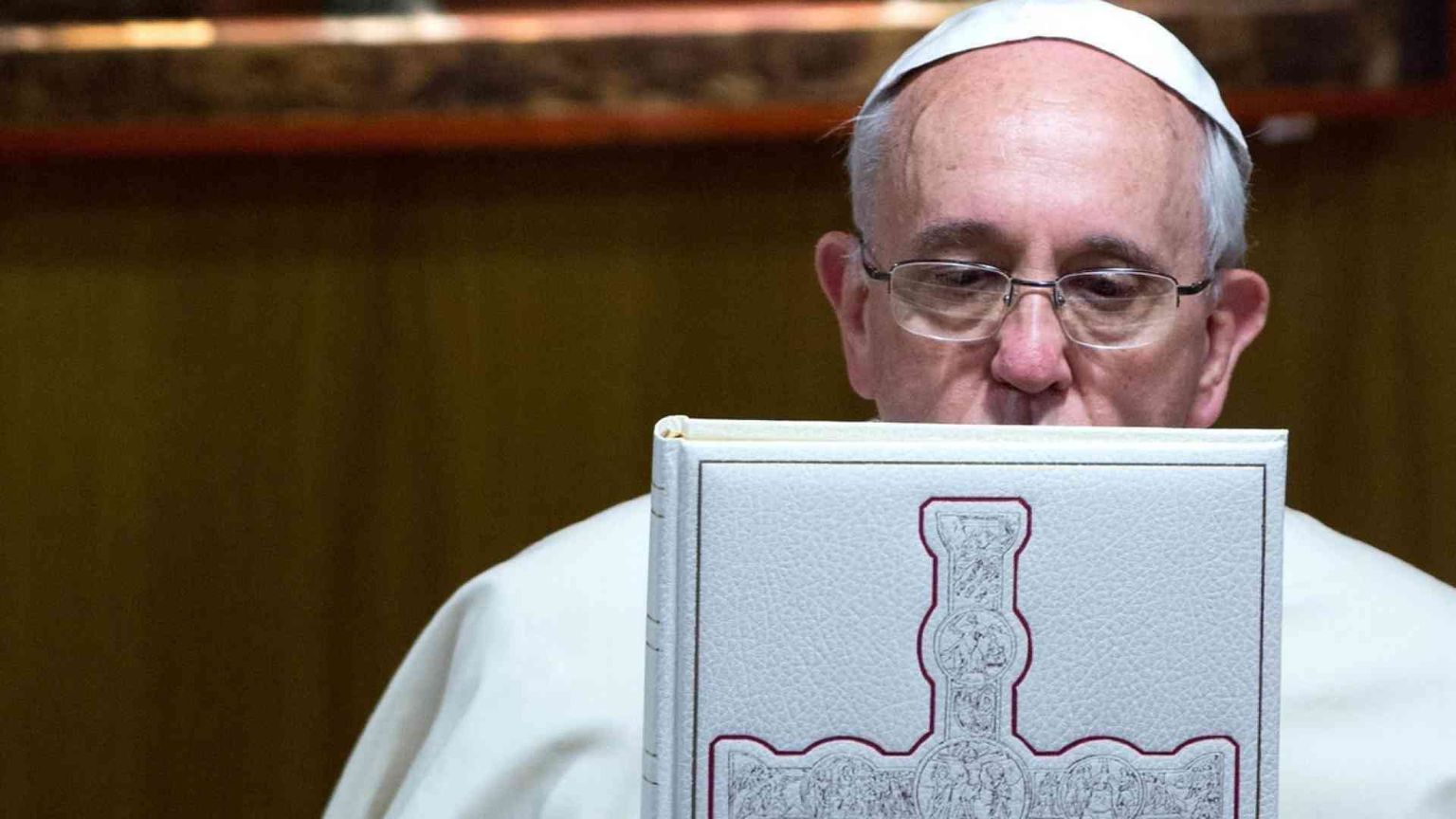 Il Papa: portare la Bibbia in tutti i luoghi senza paura. Anche sul web