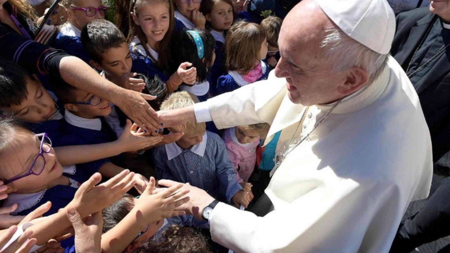 Papa Francesco: proteggiamo i più piccoli dagli orchi online