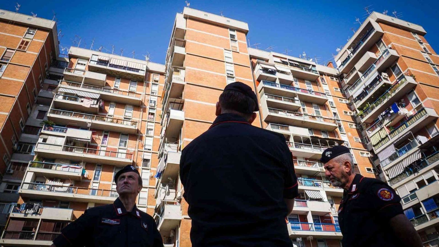 Le uccise il marito. Adesso la vedova ha «adottato» la famiglia del killer