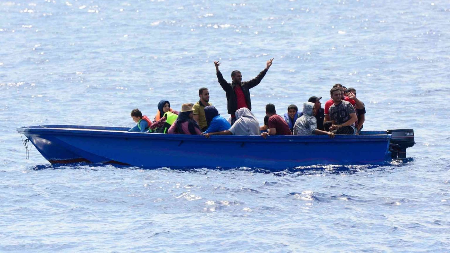 Collisione tra nave militare e barca di migranti: si temono 30 morti.