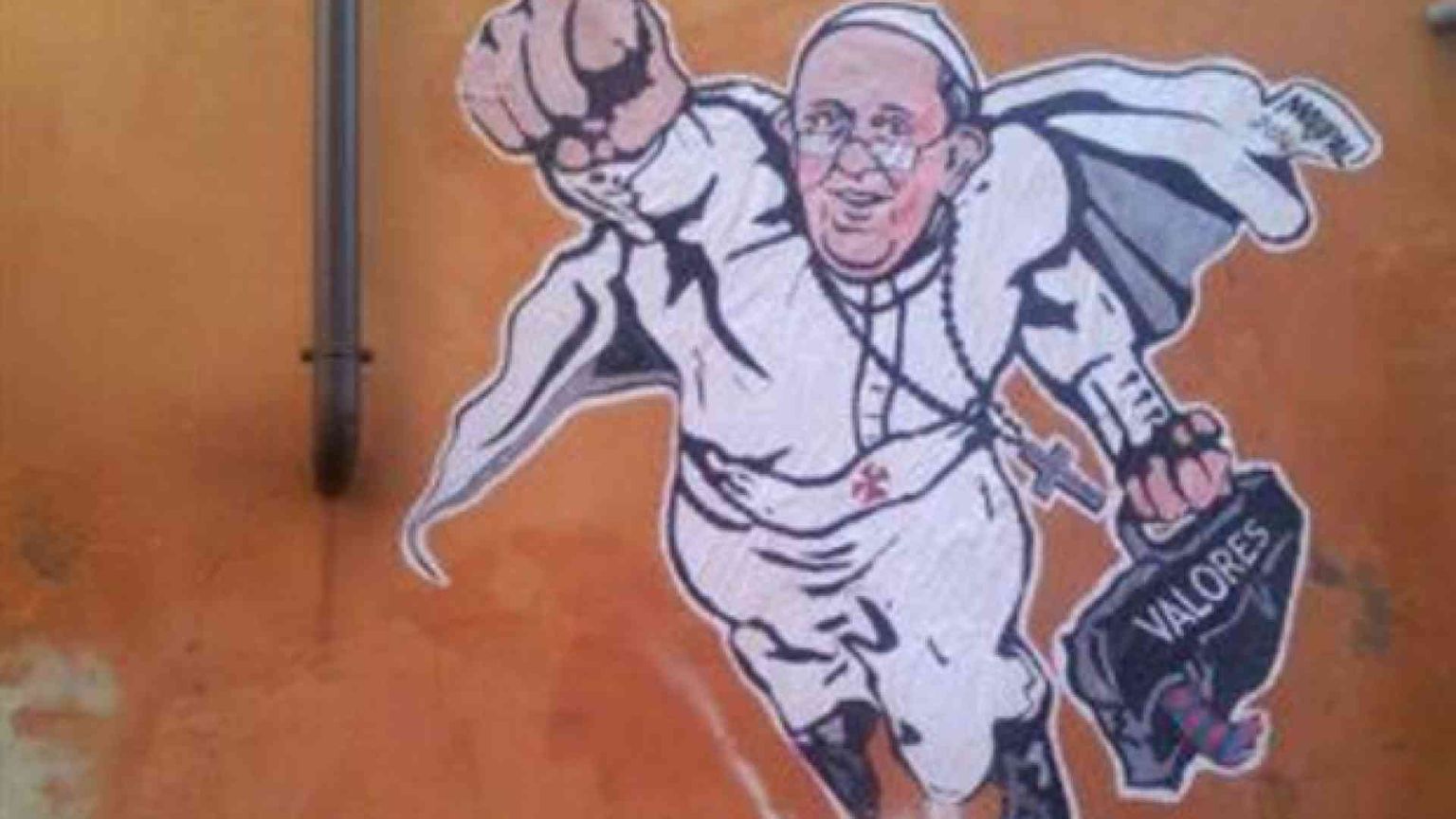 La maglietta ufficiale di Superpope per la carità del Papa