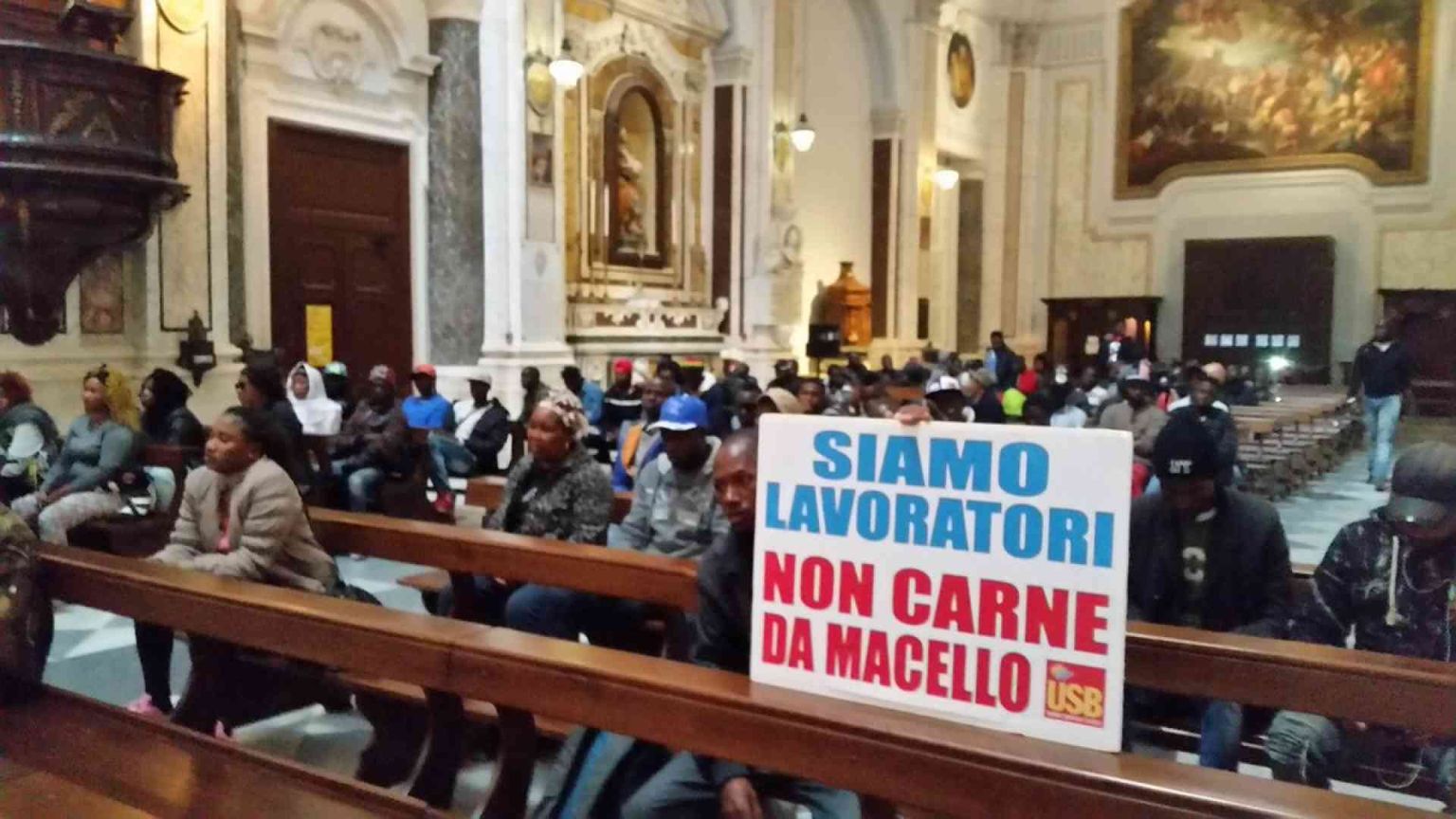 Dopo le proteste dei migranti in Cattedrale, ripristinata acqua a «gran ghetto»
