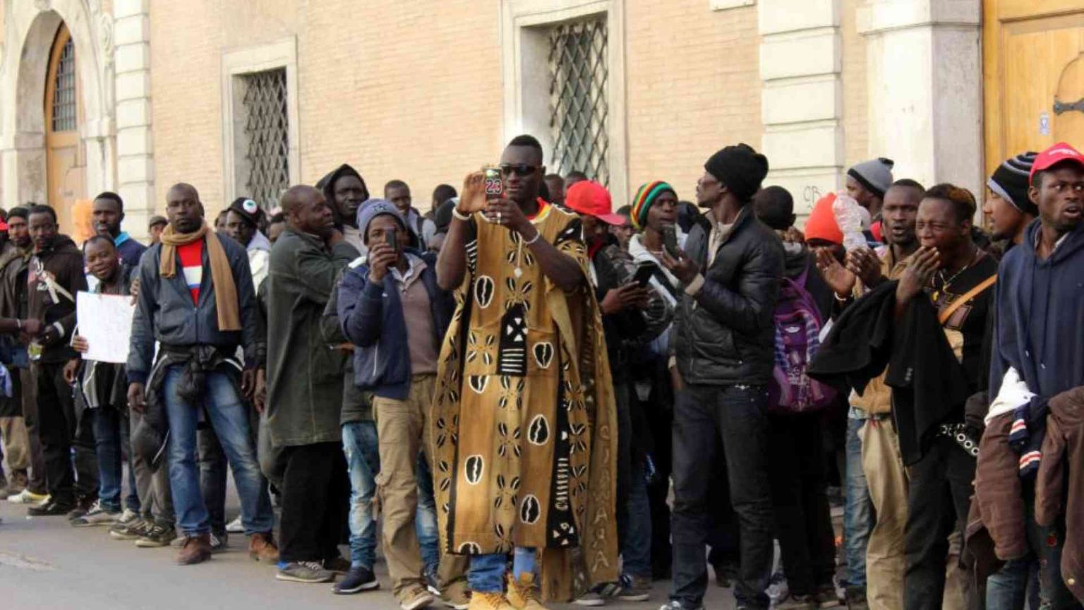 Permessi di soggiorno in calo (-5%). 185mila «nuovi italiani»