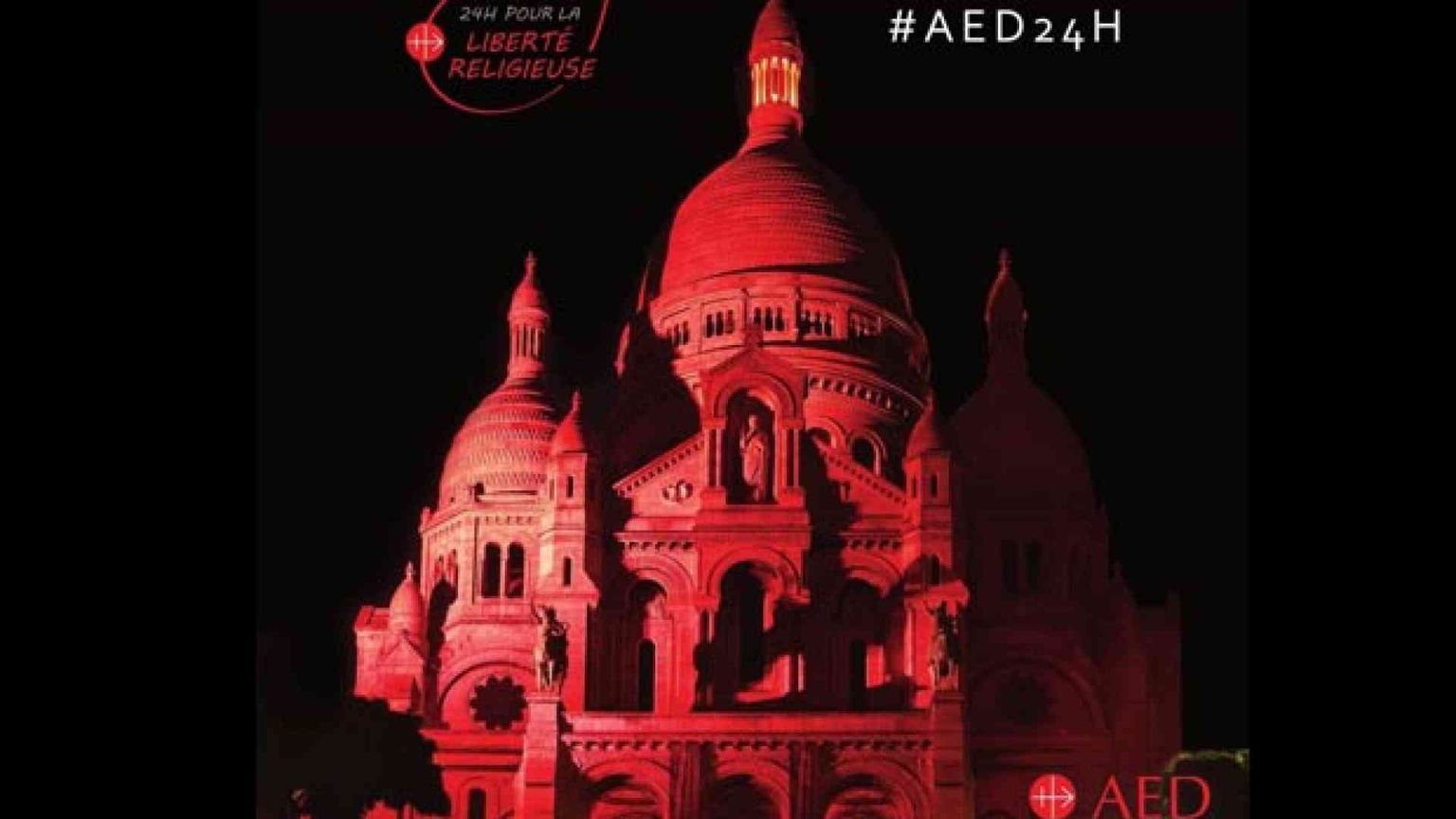 Martiri cristiani: la Basilica del Sacro Cuore a Montmartre illuminata di rosso