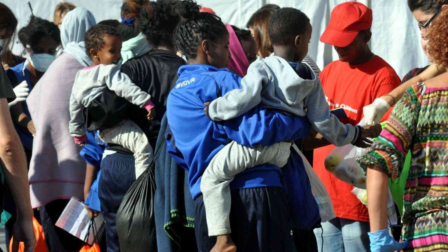 A Palermo la nave dei bambini: 241 minori, 120 sono soli