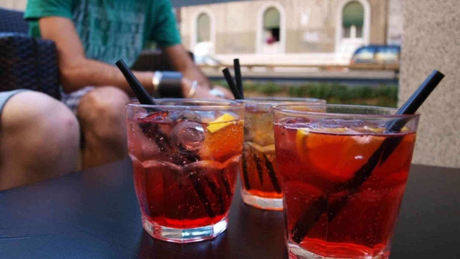 L’alcol dei millennials: bevono meno ma prima