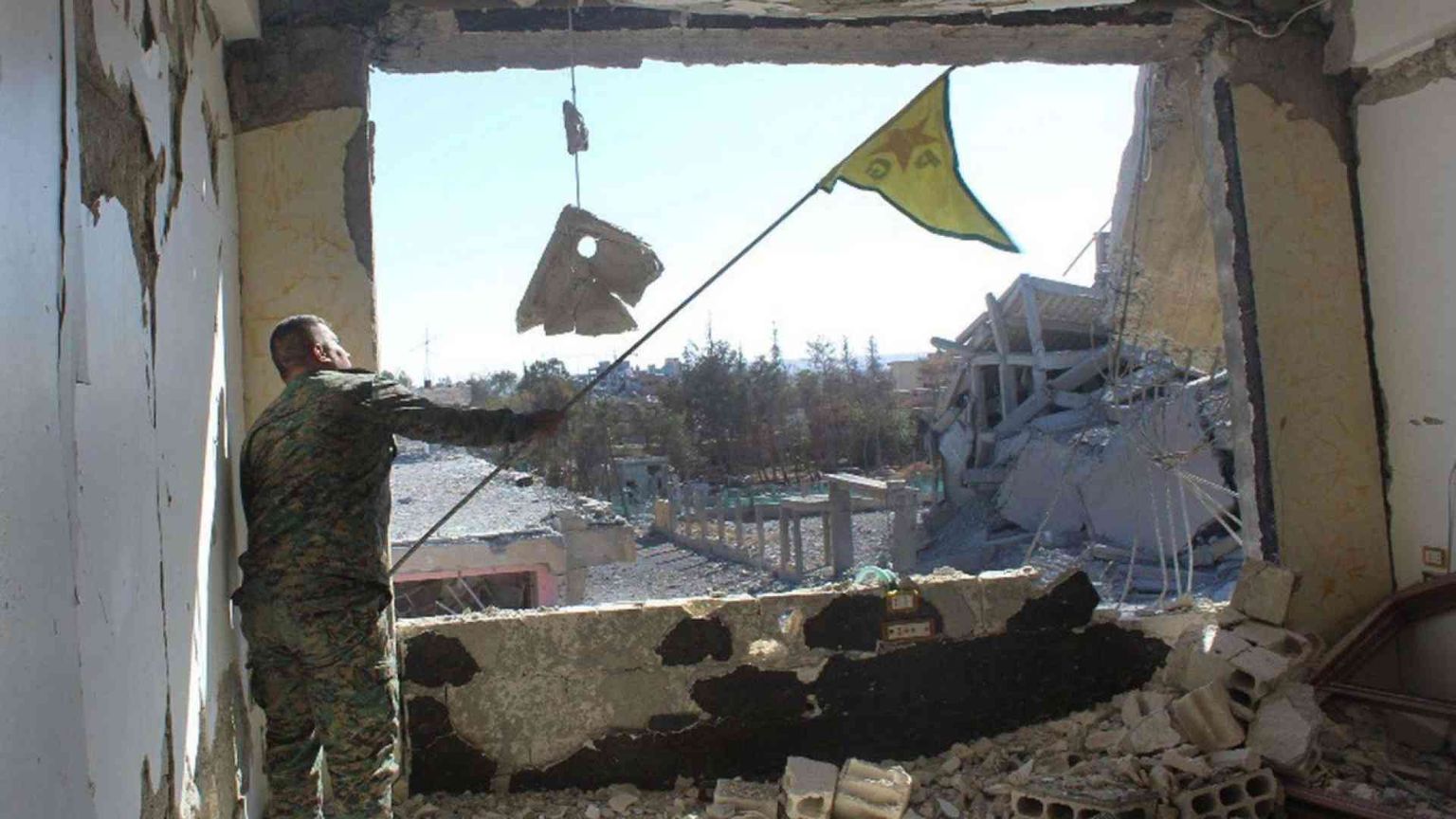 Raqqa è caduta: issata la bandiera dei peshmerga curdi