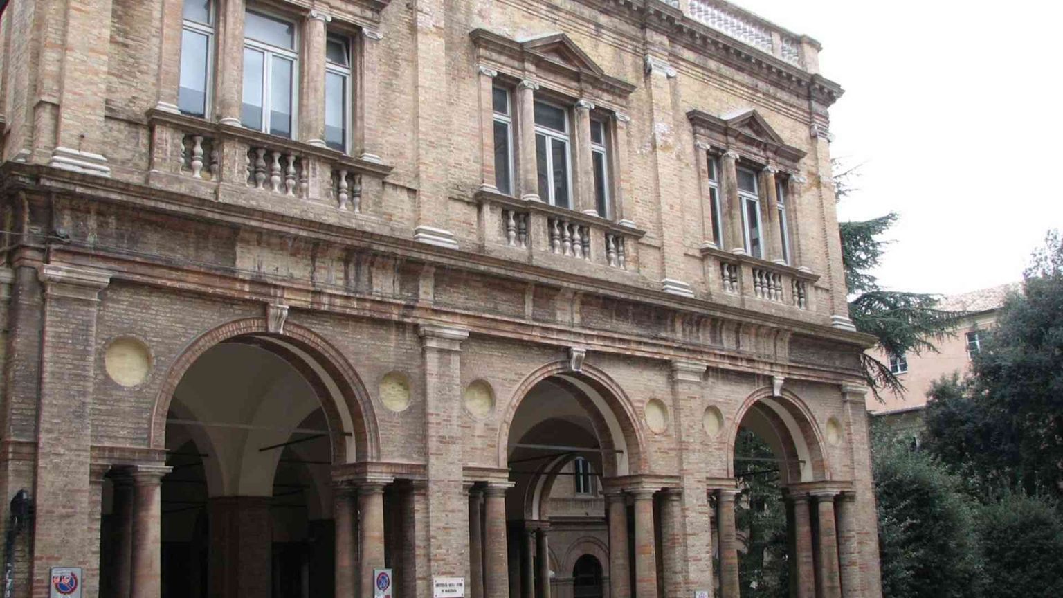 Proteste per l'Ave Maria all'Università. E il vescovo si scusa (a modo suo)