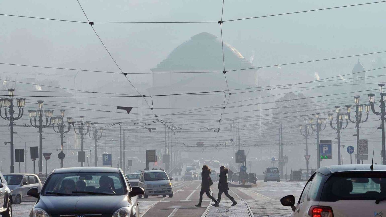 Torino chiude per smog e ferma i diesel Euro 5. Nelle città incubo Pm 10