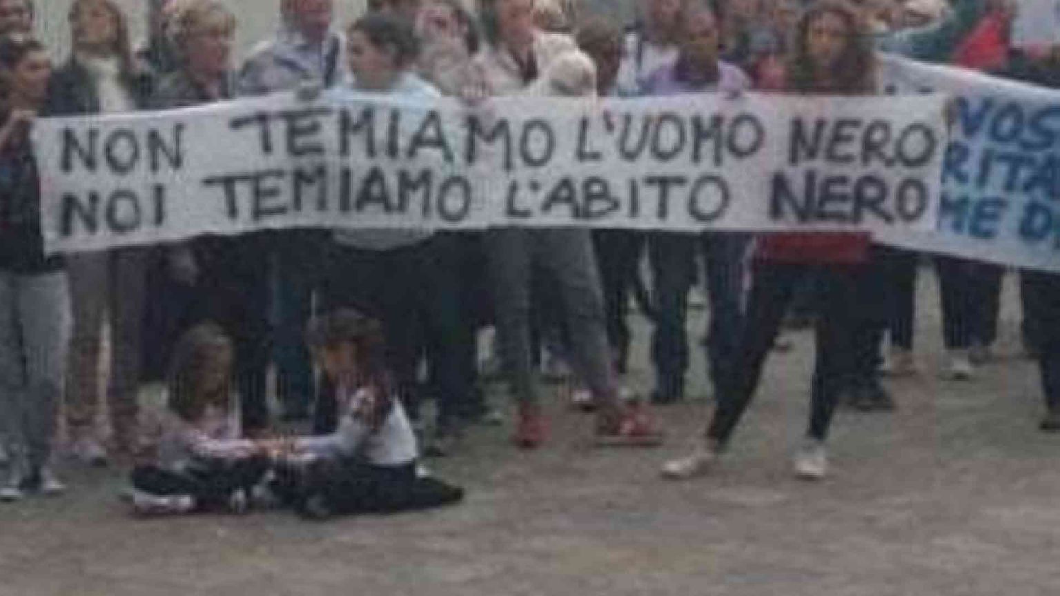 Ricatti e molotov. L'escalation di odio