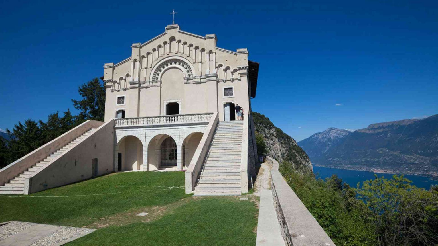 Rubate reliquie di Wojtyla. «Restituitele, anche in forma anonima»