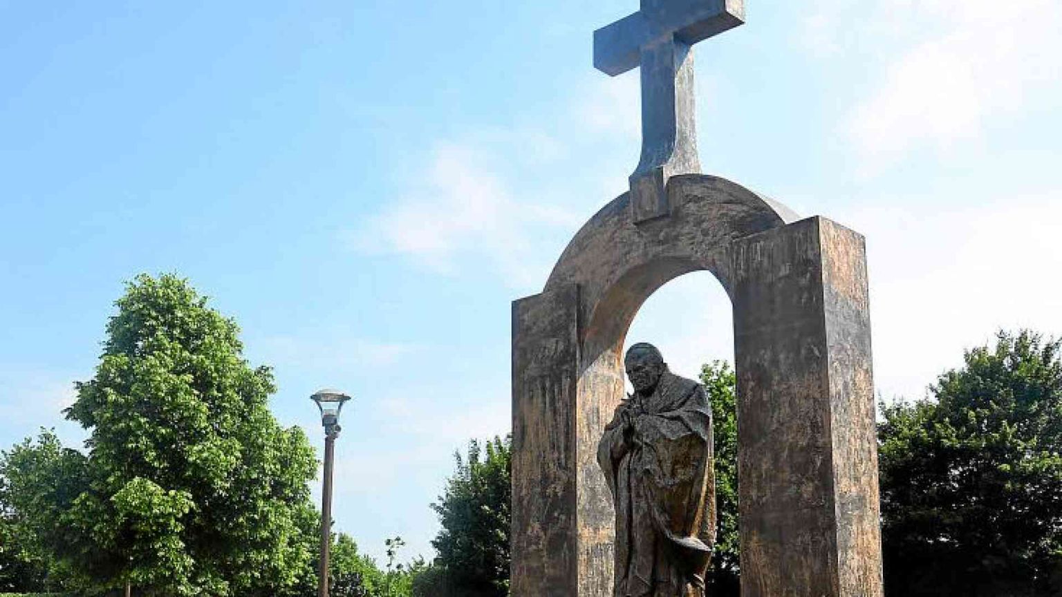 Il Consiglio di Stato francese: via la croce dal monumento a Wojtyla