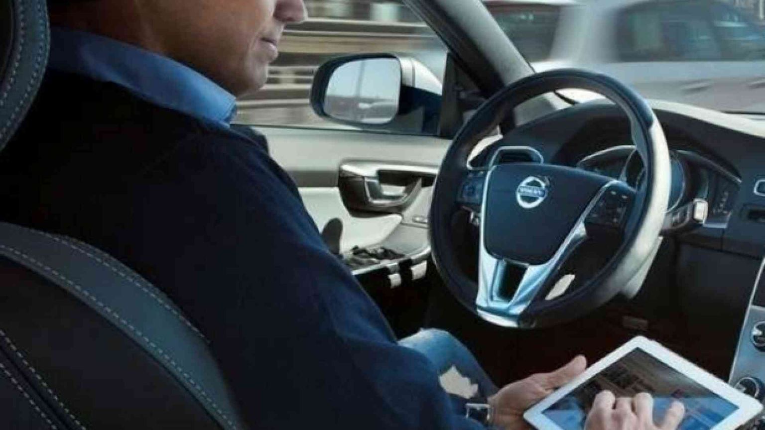 L'auto a guida autonoma sicurezza, paure e... affari