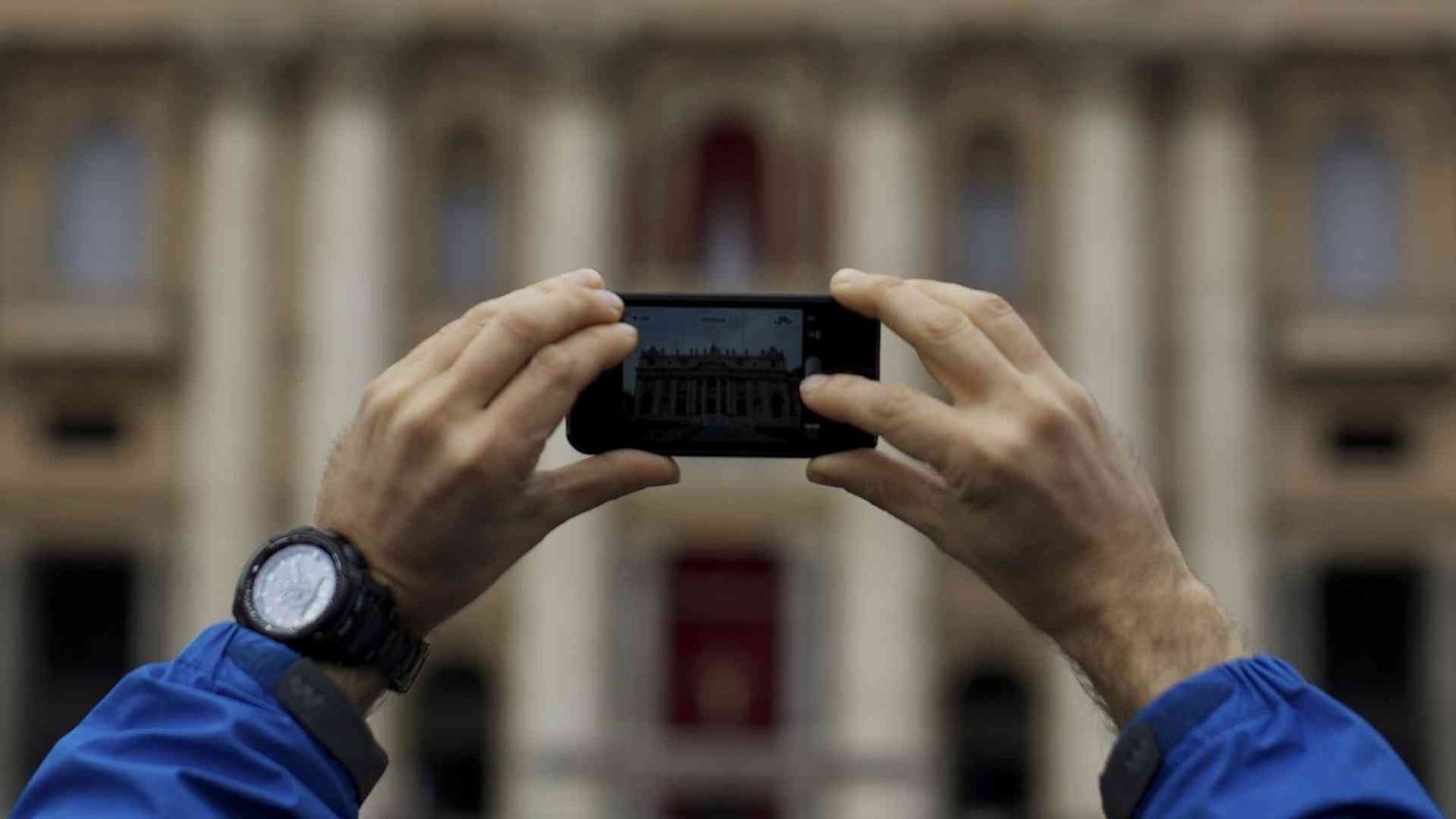 I cellulari alla Messa? Ecco perché non basta che siano silenziosi