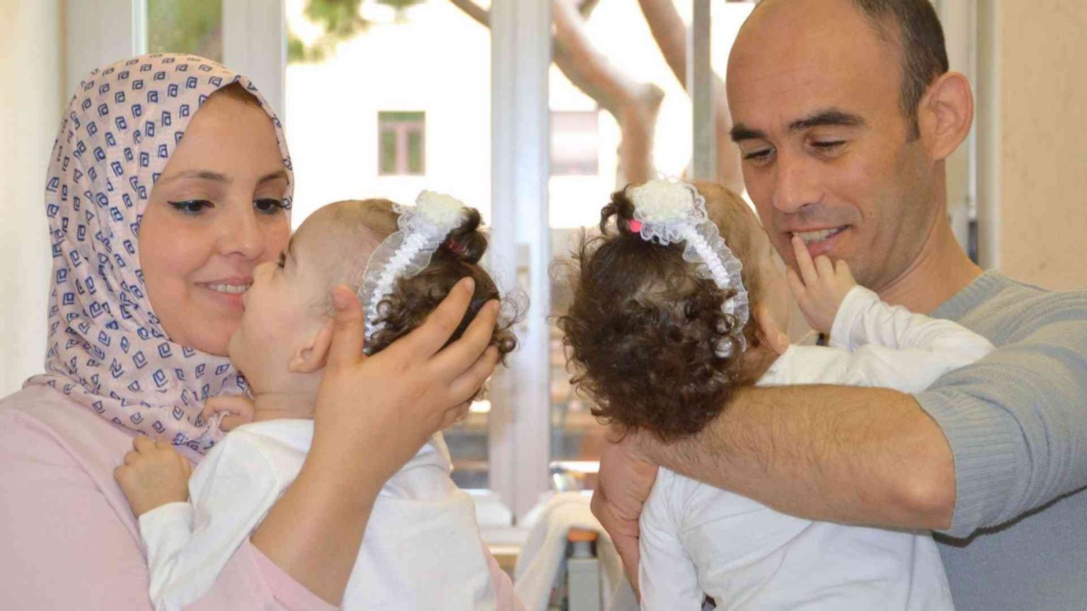 Separate 2 gemelle siamesi algerine. «Grazie, papa Francesco»