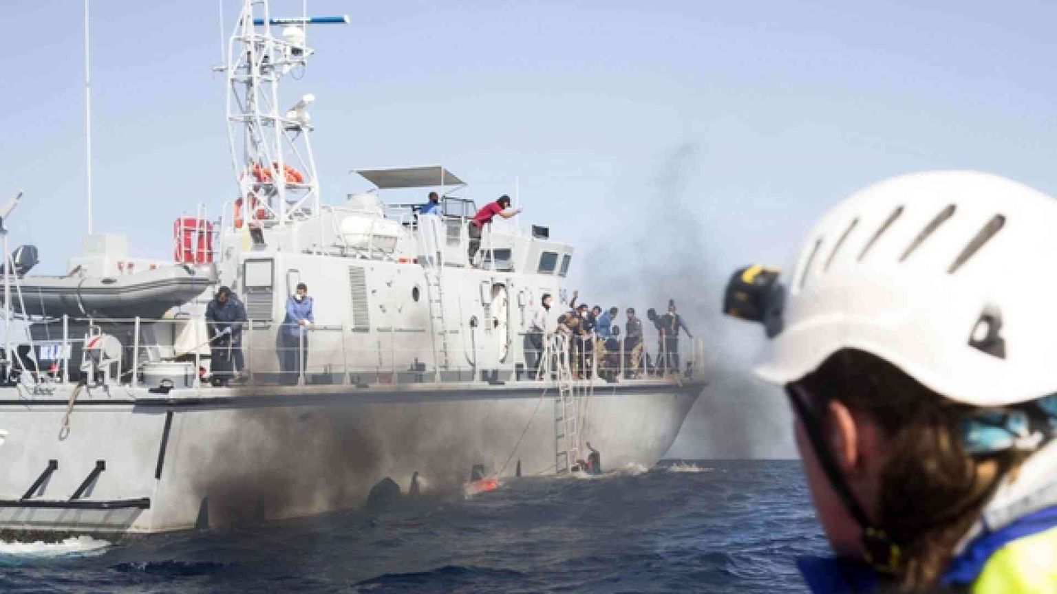 La motovedetta libica fronteggia la nave Sea Watch: 50 migranti annegati