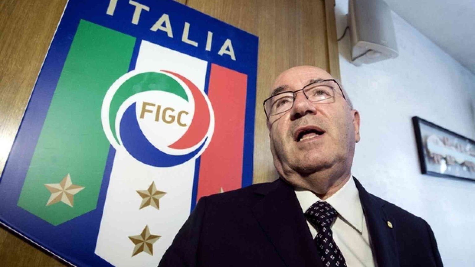 La serie A batte un colpo: salta il contratto con lo sponsor delle scommesse
