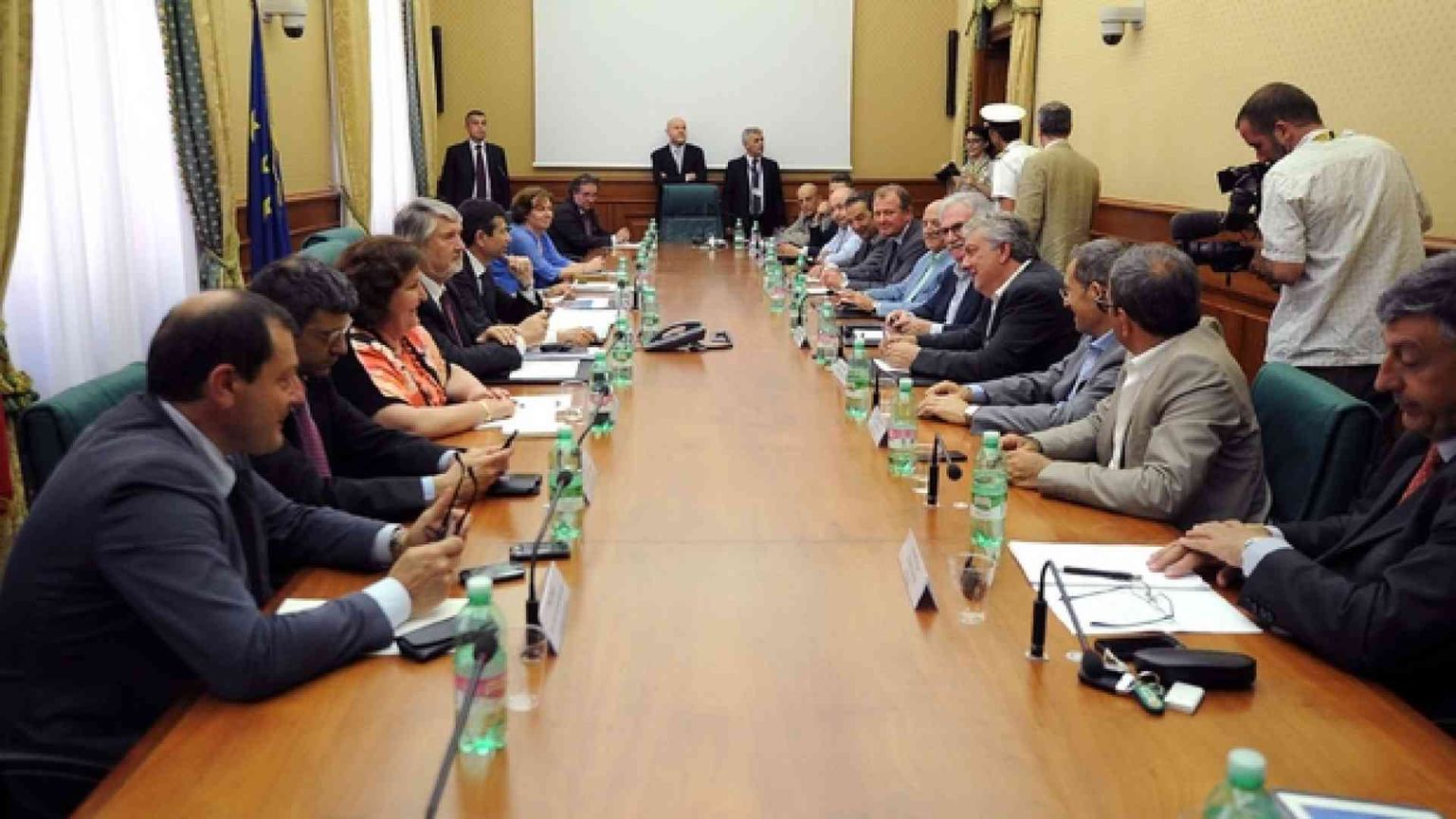 Trattativa ancora aperta: dal governo 300 milioni e sconto per 15 categorie