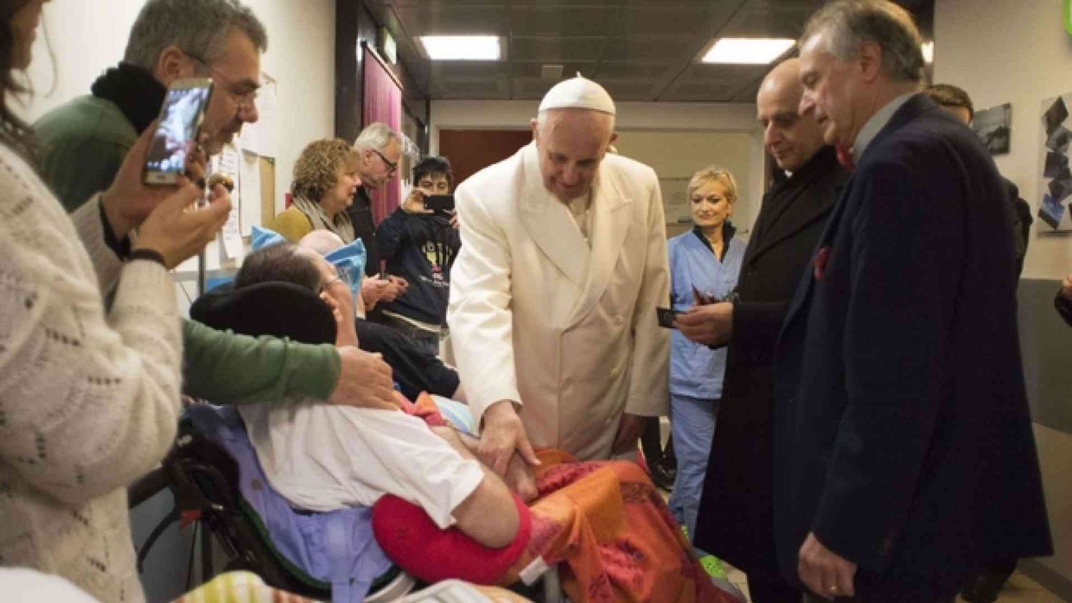 Il Papa: «Mai abbandonare il malato, ma niente accanimento»