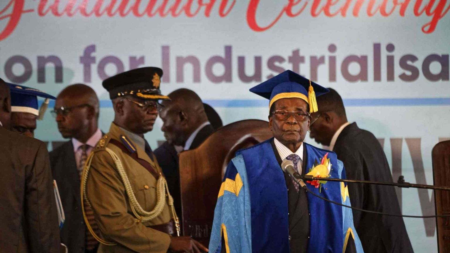 Mugabe non molla. E riappare in pubblico