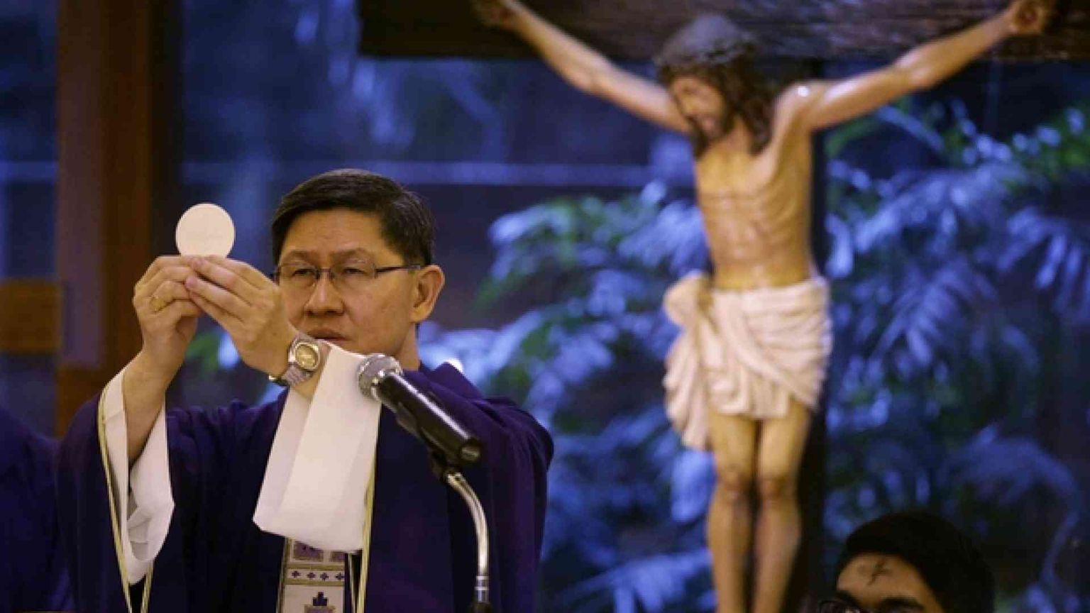 Il cardinale Tagle: «Mettiamoci alla scuola degli ultimi»