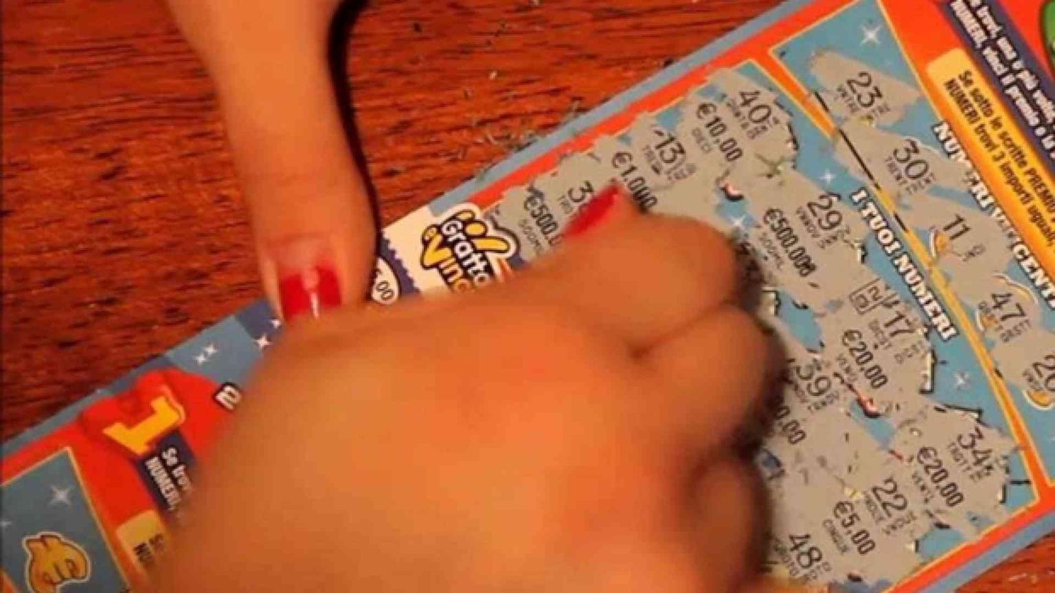 Gratta e vinci pure la magia del Natale. Quando l'azzardo saccheggia l'anima