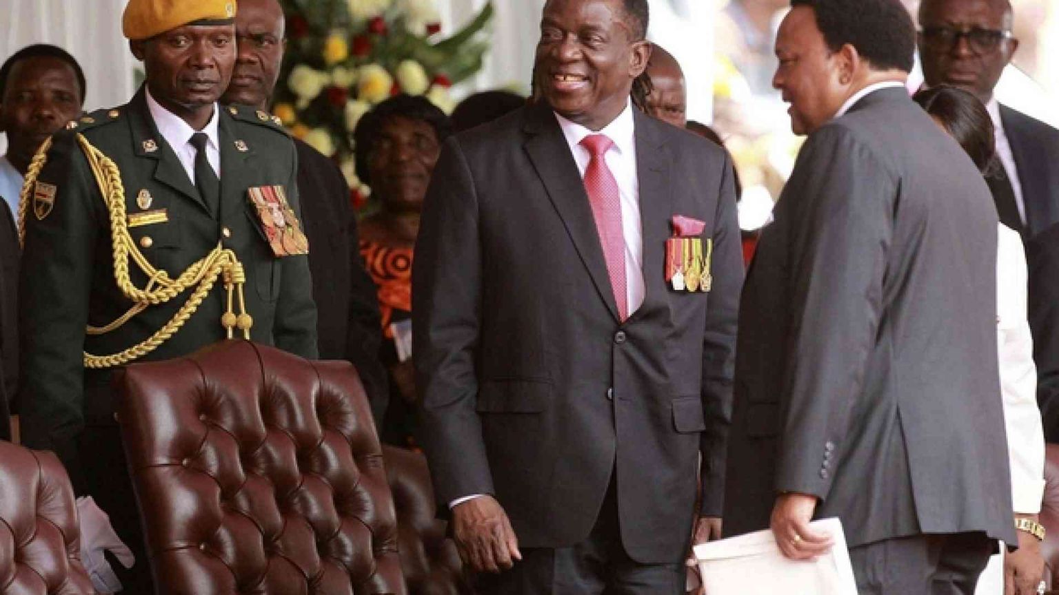 Mangagwa ha giurato come presidente, ma «tutelerà» Mugabe