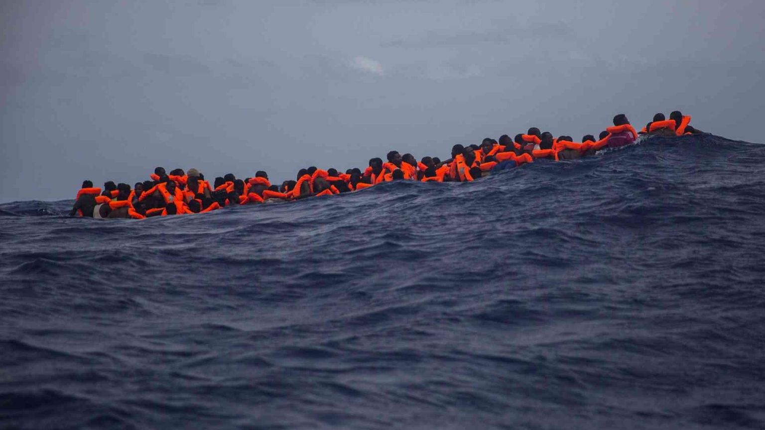 Per tre volte in tre ore Ong inviata a soccorrere migranti. Ma arriva lo stop