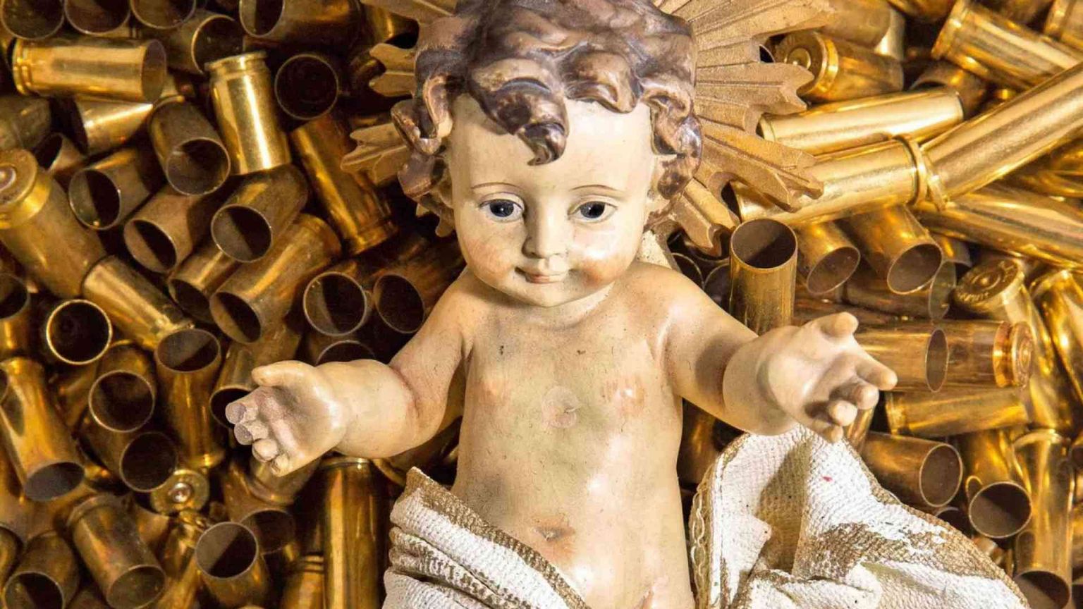 Gesù Bambino sui bossoli, omaggio ai «martiri» contemporanei