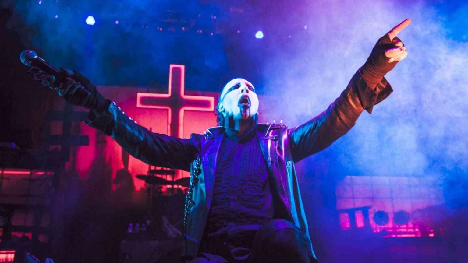 Marilyn Manson ospite di Paolo Bonolis. Gli esorcisti: «Testimonial del male»