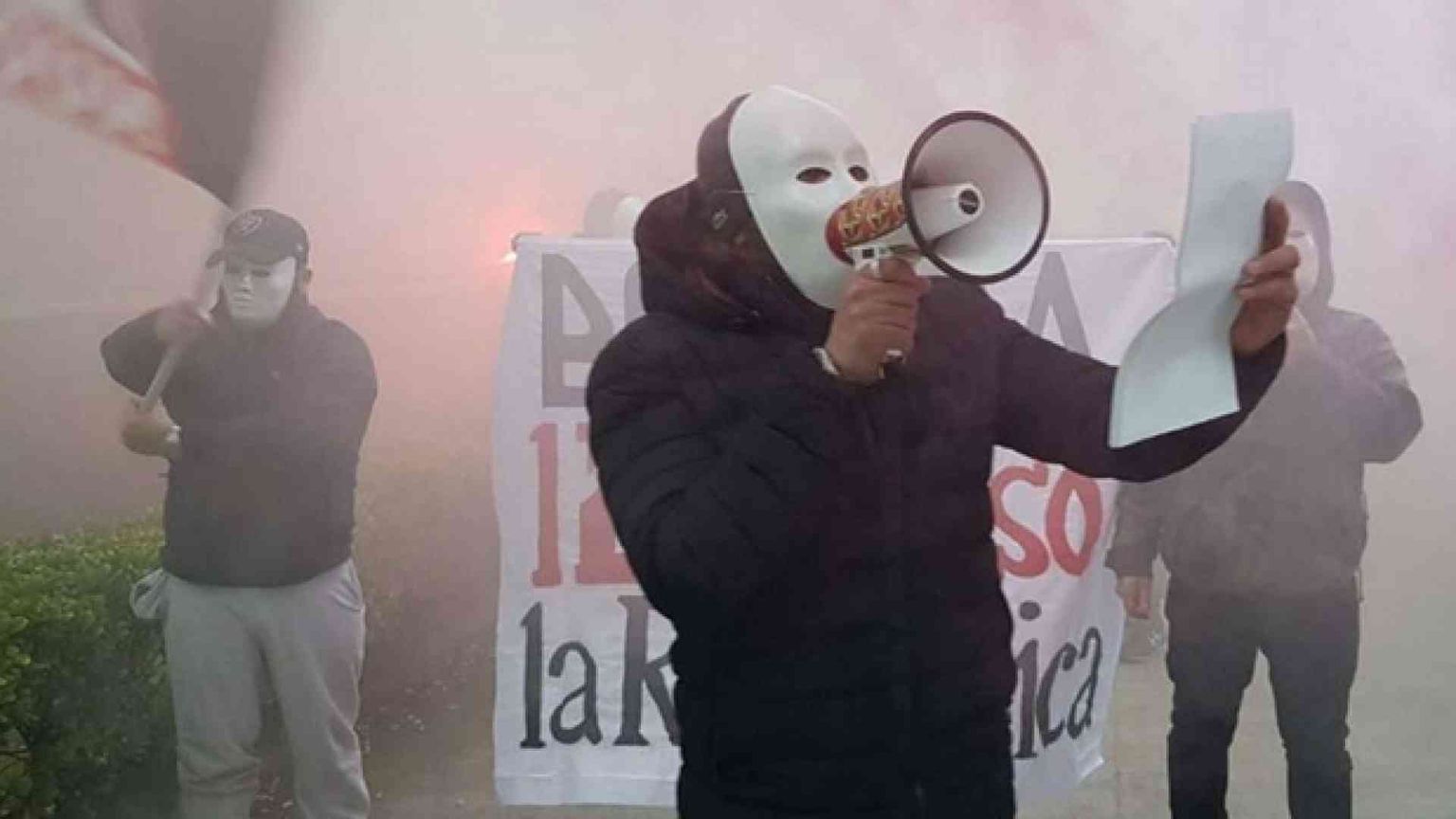 Blitz di Forza Nuova al quotidiano la Repubblica, proclami e fumogeni