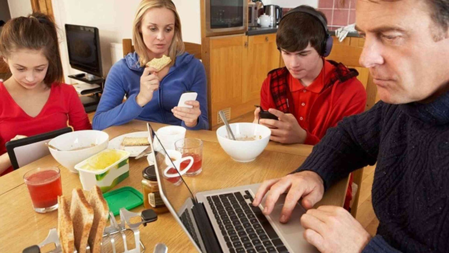 Lassisti o attivi? Genitori e figli nell’era dei social