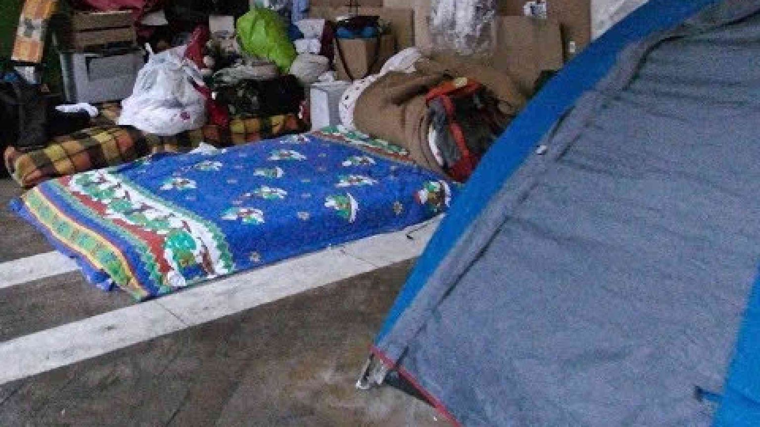 Sotto il portico della basilica, il Natale freddo dei senza casa