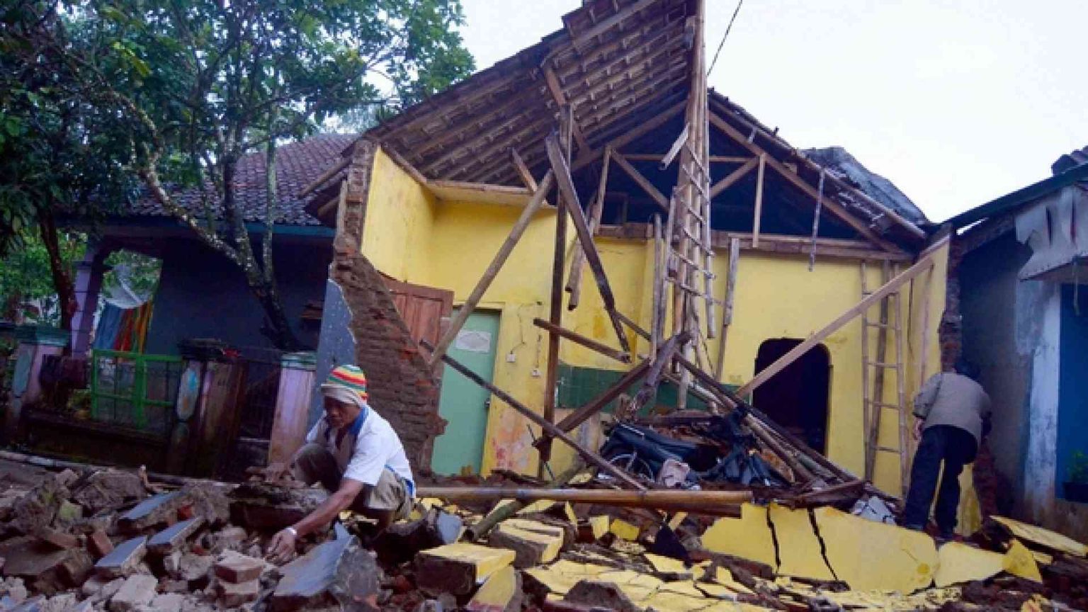 Terremoto a Giava. «Crolli e 3 vittime»