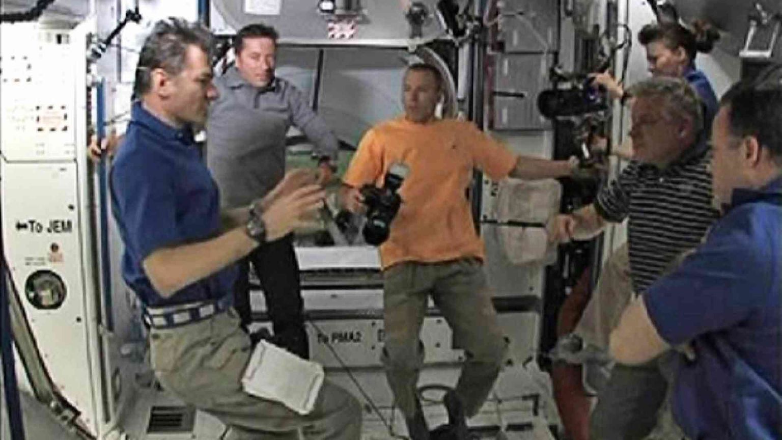 Fuori dalla Terra le nazioni hanno imparato a dialogare