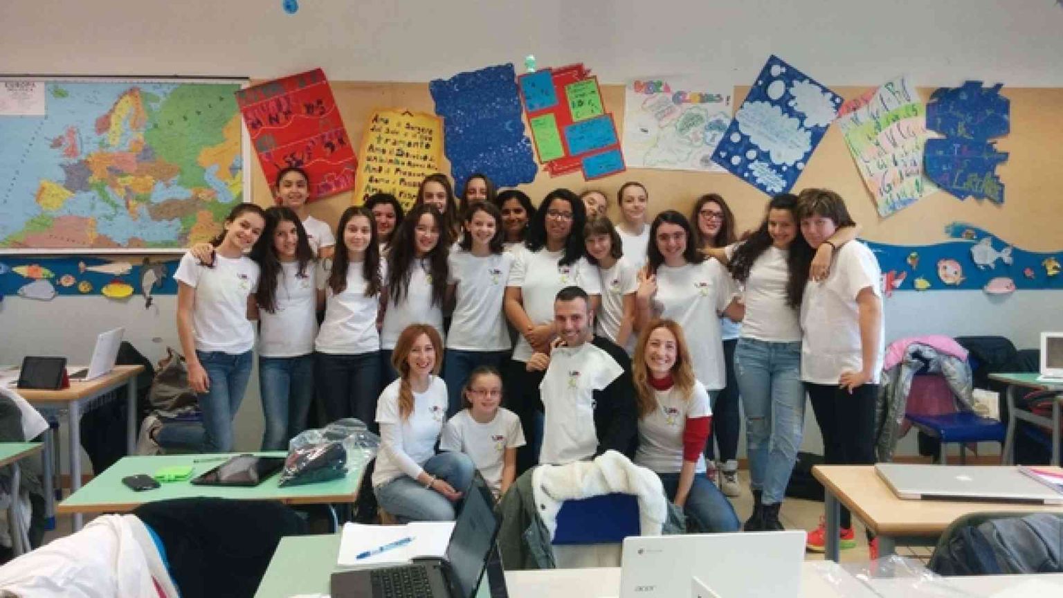 Ragazze a lezione di codice