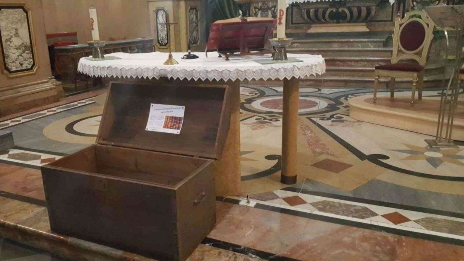 Il «baule della carità»: ogni pezzo di stoffa è un gesto di aiuto