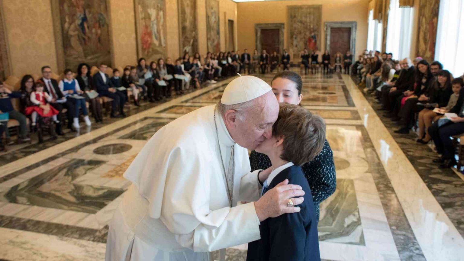 Papa Francesco ai ragazzi dell'Acr: guardate a chi è più solo