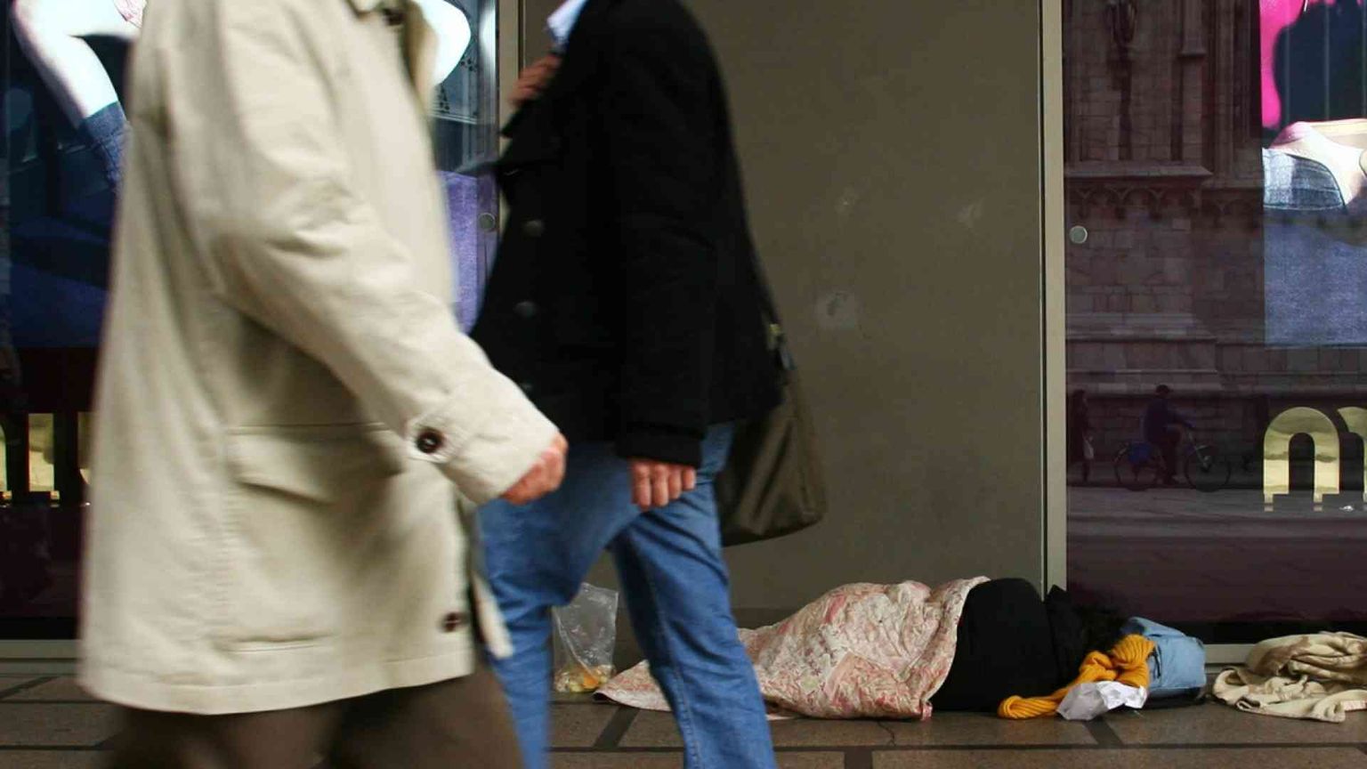 Portano cibo e bevande calde ai senza tetto: il Comune li «diffida»