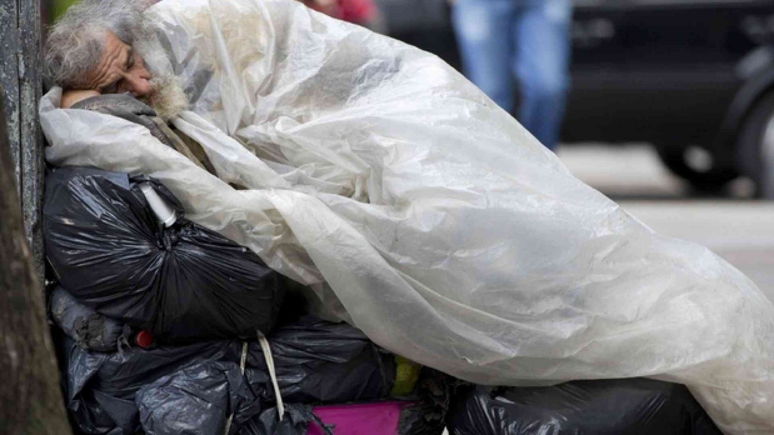 Il Comune di Como insiste: no ai bivacchi. Ma Lecco accoglie i senza tetto