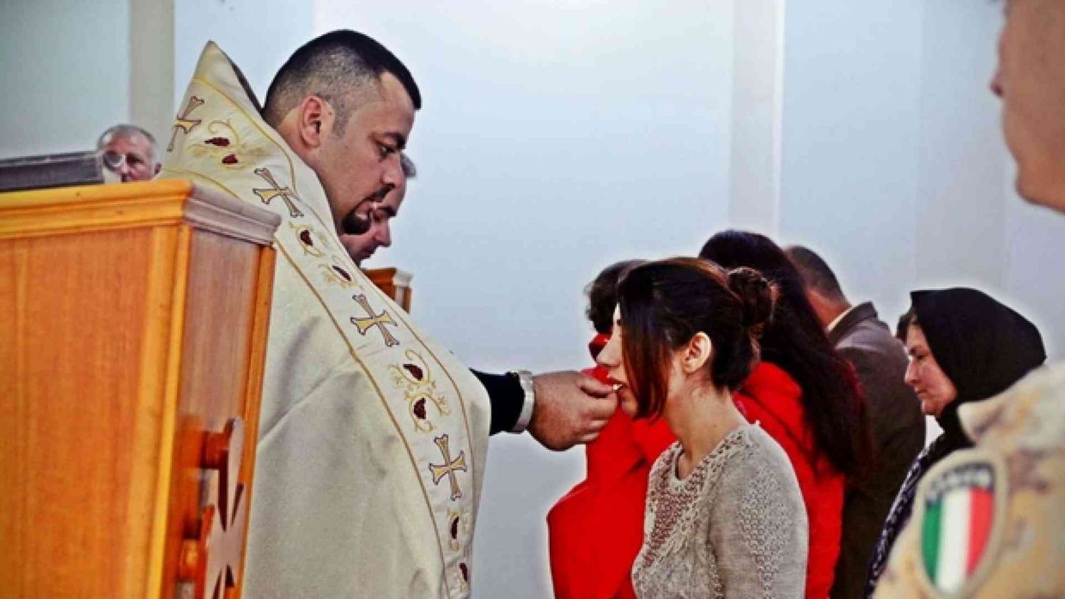 Prima Messa alla diga dalla fuga del Daesh. Gli alpini donano l'altare