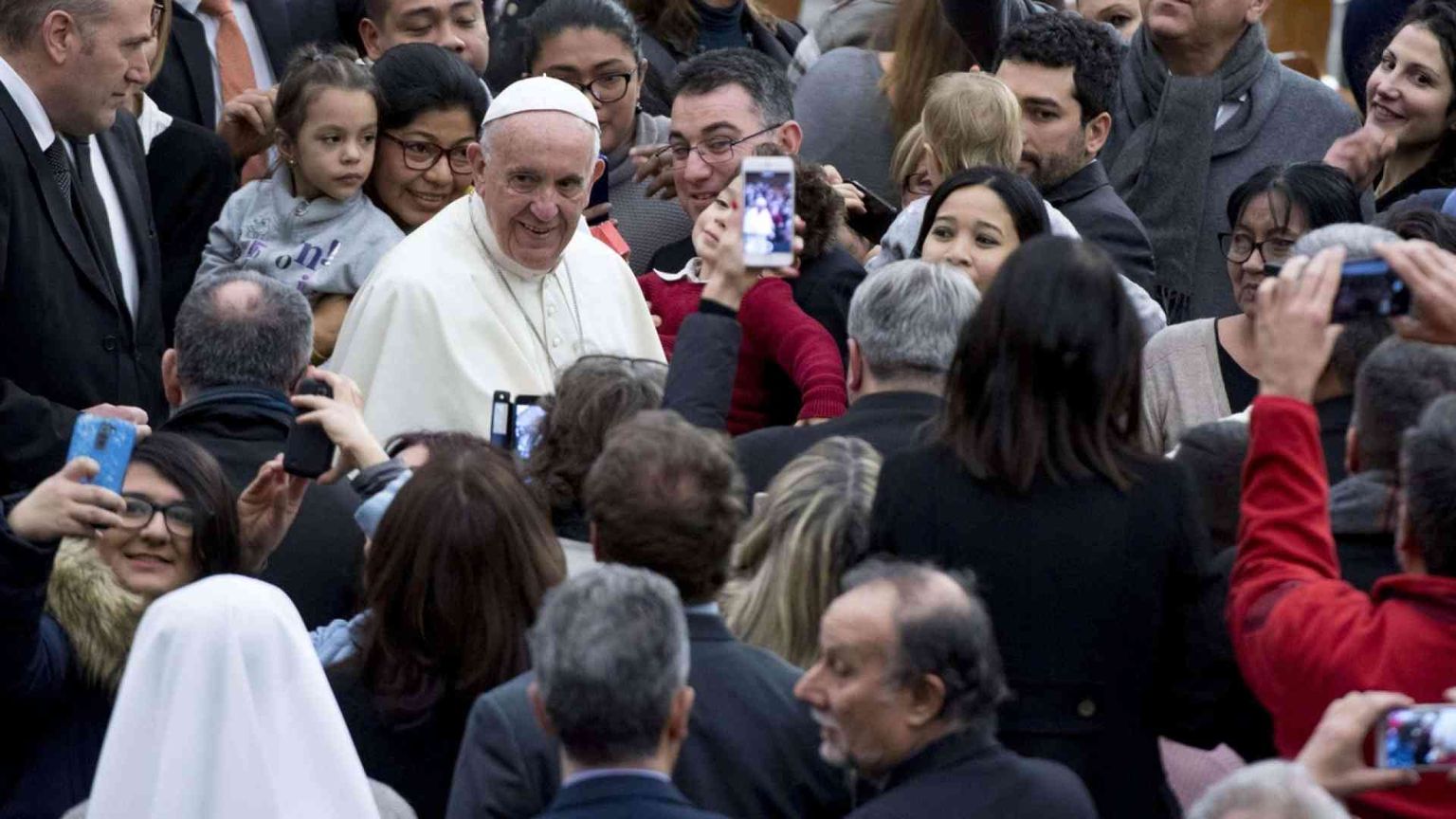 Il Papa: «Non voglio lavoro nero o precario in Vaticano»
