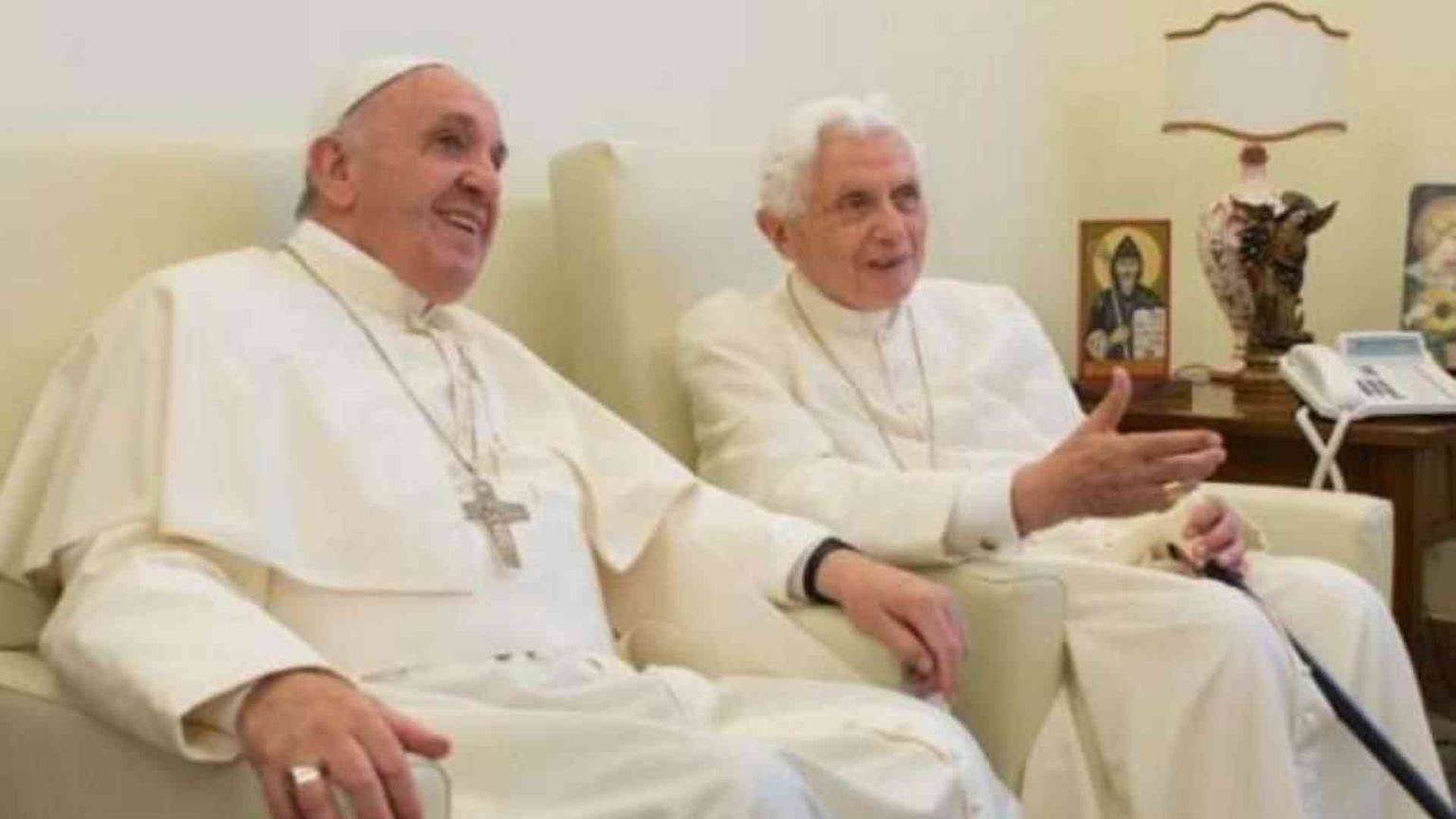 Papa Francesco incontra Benedetto XVI per gli auguri di Natale