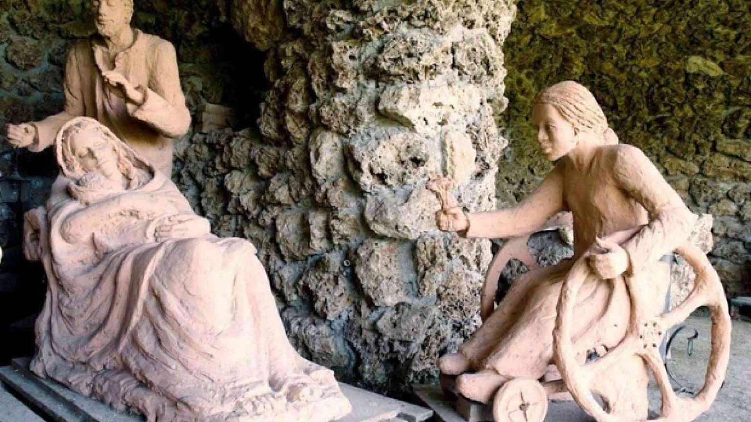 Don Gianni, il prete scultore: «La statuina in carrozzella e la mia Sla... »