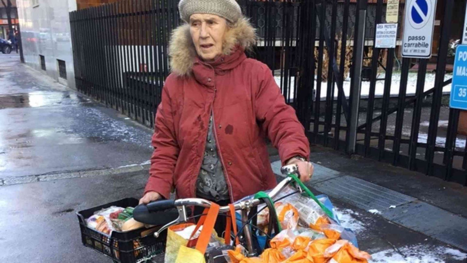 Marta, a 79 anni, recupera il cibo per i poveri, in bicicletta