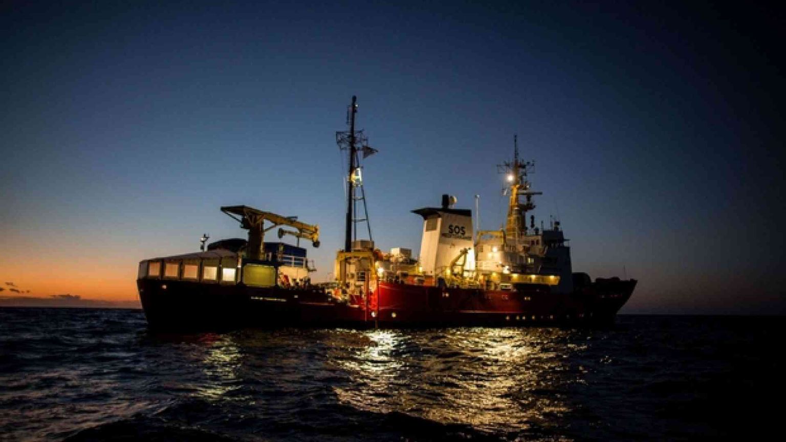 In mare con le ultime Ong rimaste «I viaggi? Continuano come prima»