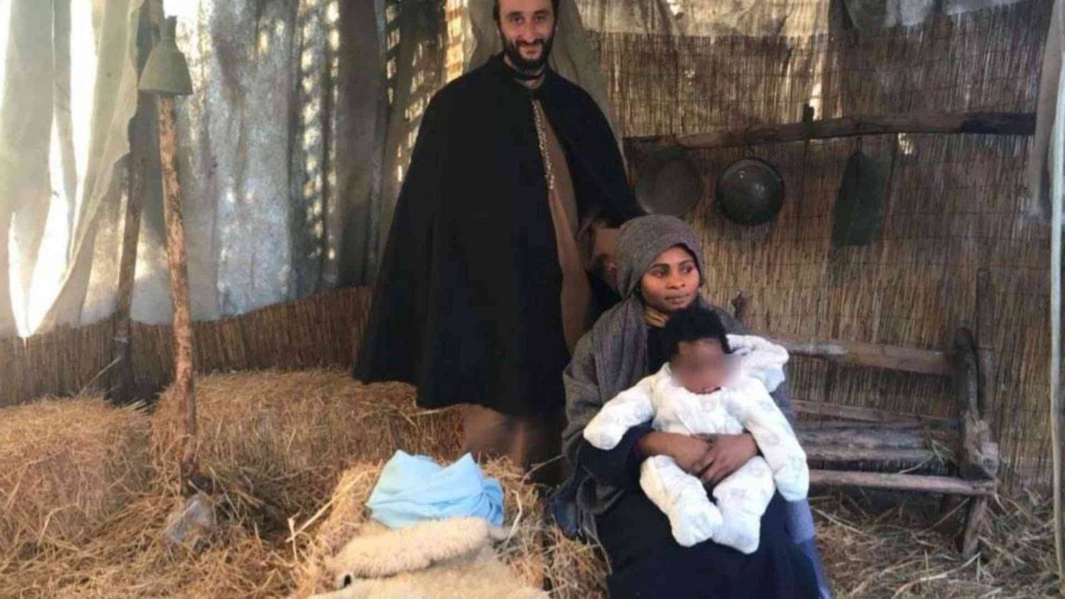 Nel presepe vivente Madonna e Bambinello nigeriani