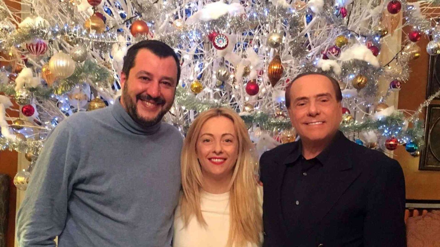 Da Arcore ok a coalizione a quattro gambe. Maroni: non mi ricandido