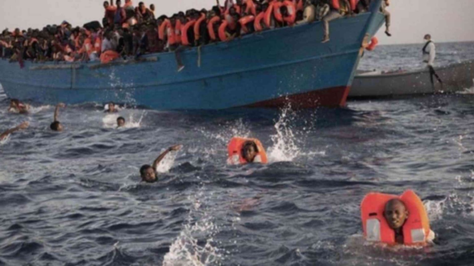 Naufragio nel Mediterraneo: dispersi tra i 90 e i 100 migranti